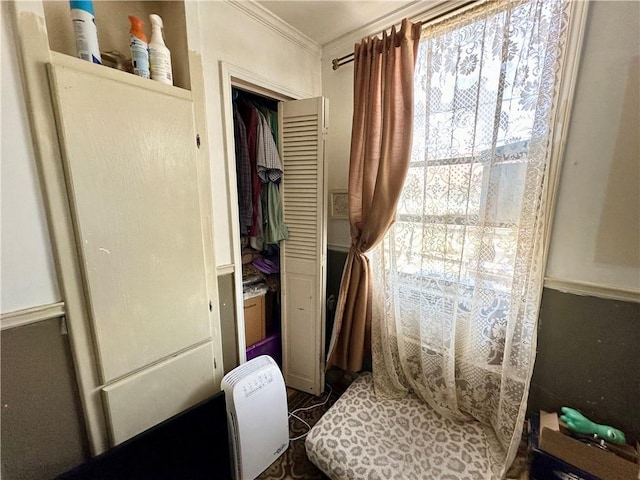 bathroom with ornamental molding