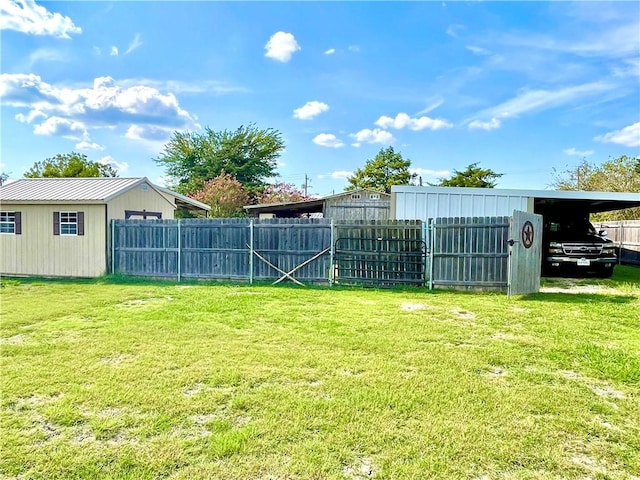 view of yard with an outbuilding