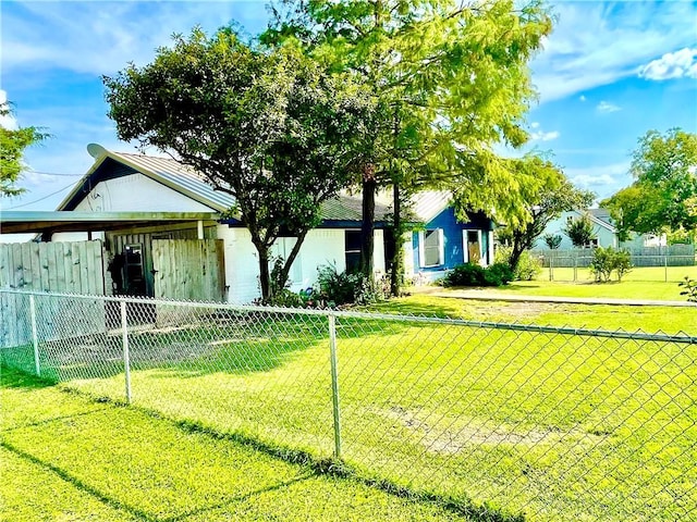 view of front of home featuring a front lawn