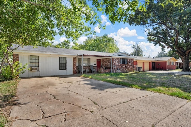 single story home with a front lawn