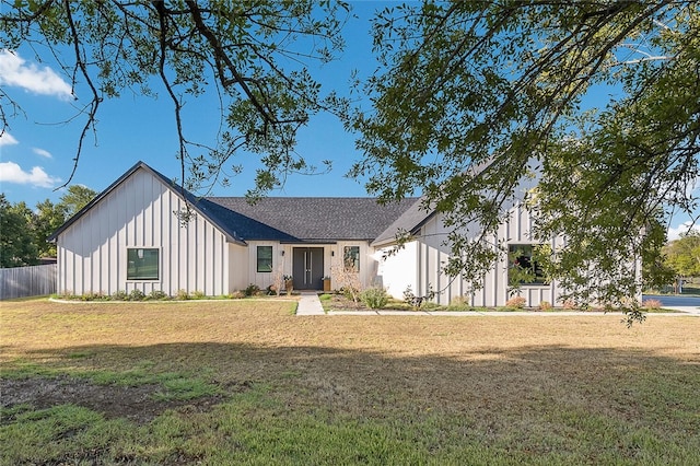 modern inspired farmhouse featuring a front yard