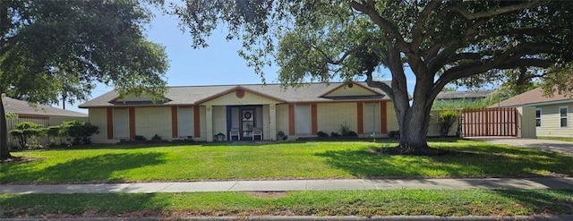 view of front facade with a front lawn