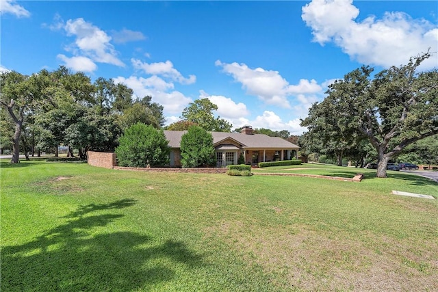 view of front of property featuring a front lawn