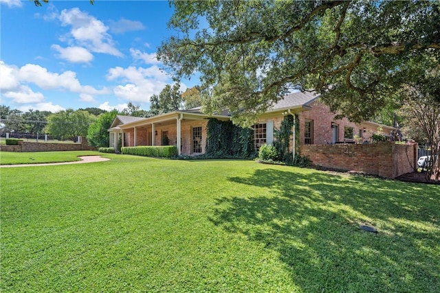 single story home featuring a front yard