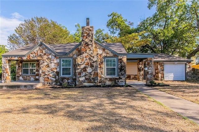 view of front of property featuring a garage