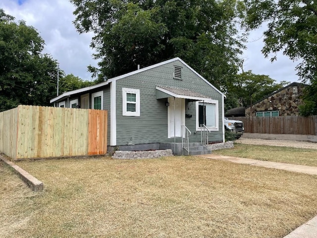 view of front of property featuring a front lawn