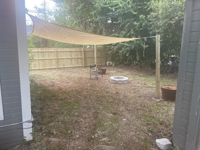 view of yard featuring an outdoor fire pit