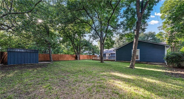 view of yard featuring a storage shed