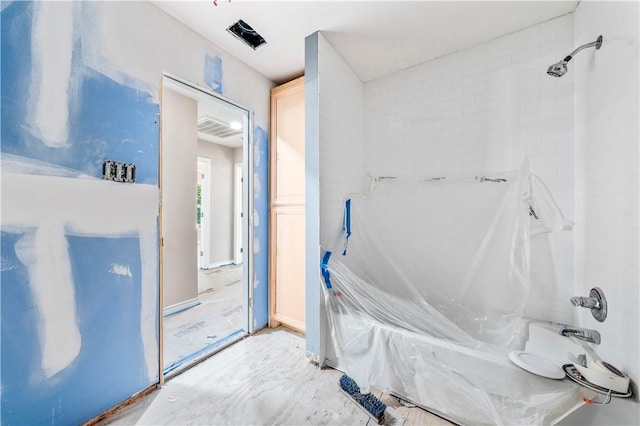 bathroom with tiled shower / bath