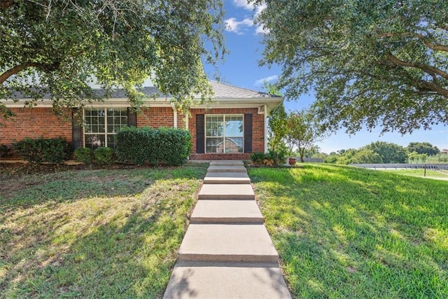 view of front facade featuring a front yard