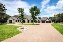 view of front of house featuring a front yard