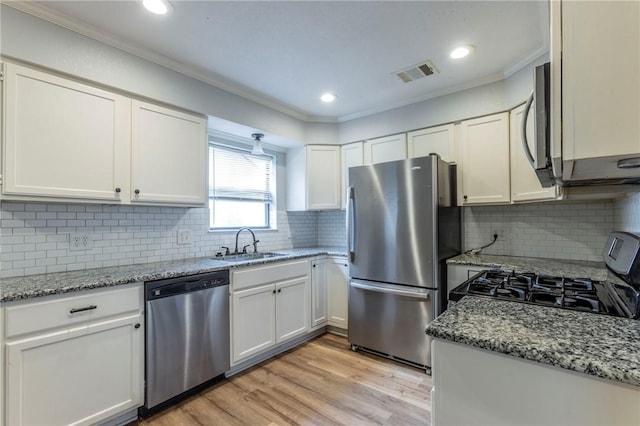 kitchen with sink, crown molding, stainless steel appliances, light hardwood / wood-style floors, and white cabinets