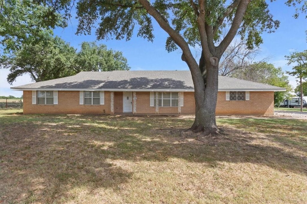 single story home featuring a front yard