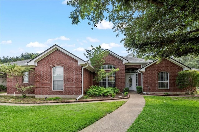 view of front of property featuring a front yard