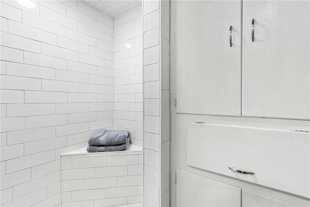 bathroom featuring tiled shower