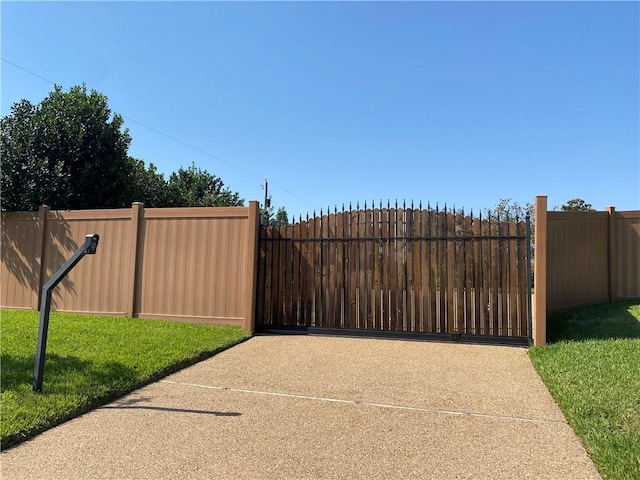 view of gate featuring a lawn