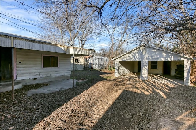 view of yard with an outbuilding