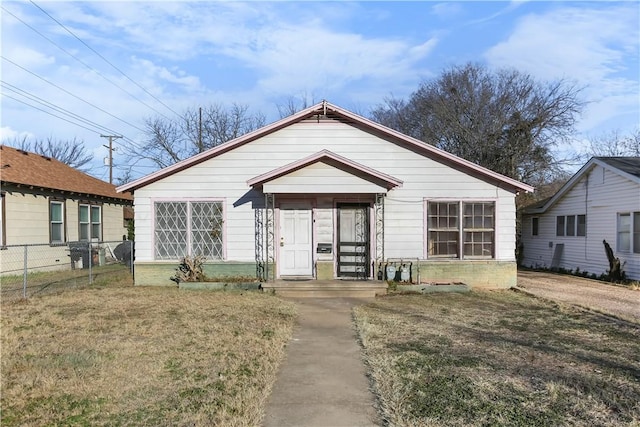 bungalow-style house featuring a front lawn