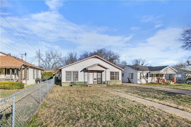 view of front of property with a front yard