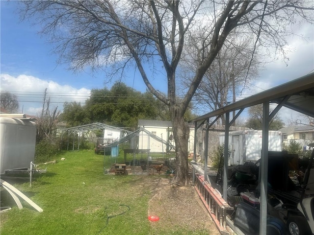 view of yard featuring an outbuilding