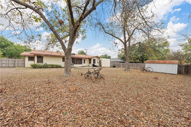 view of yard featuring a shed