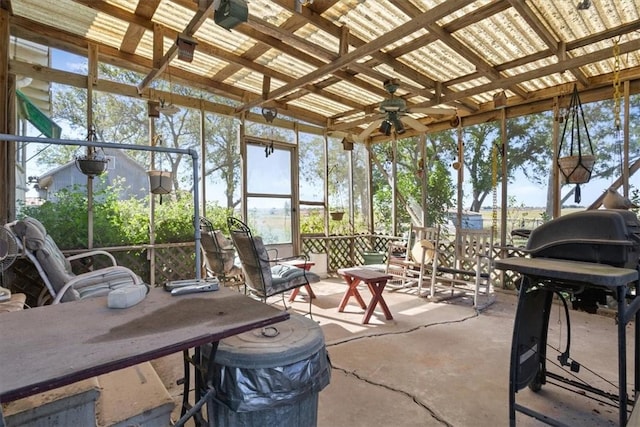 sunroom with ceiling fan