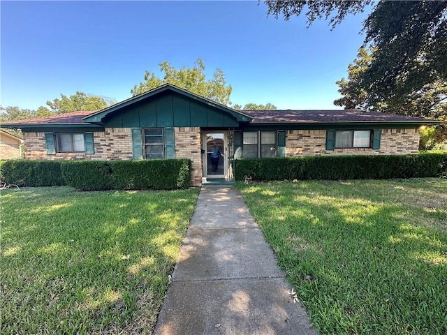 single story home featuring a front yard