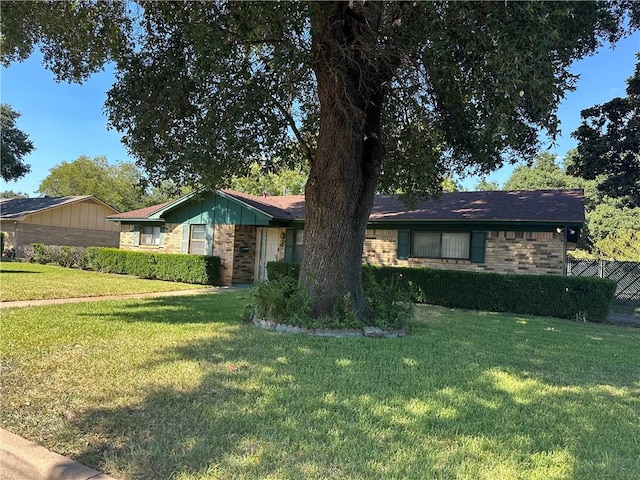 ranch-style house featuring a front lawn