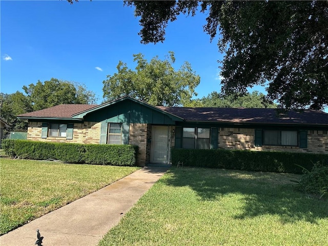 ranch-style house featuring a front yard