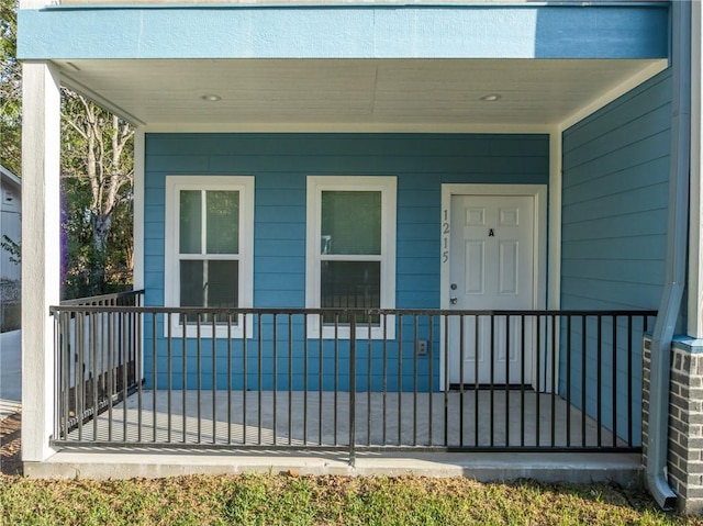 doorway to property with covered porch