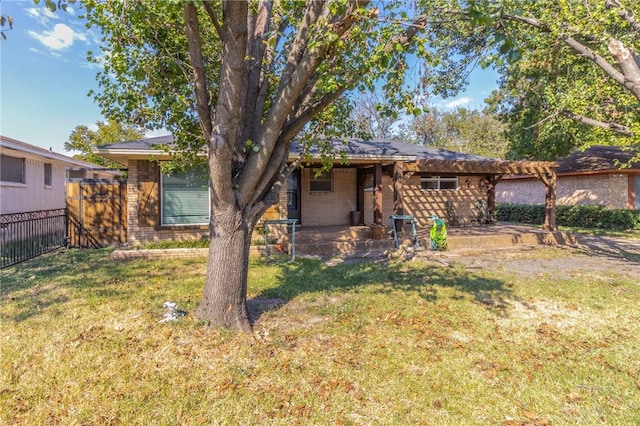 single story home featuring a front yard