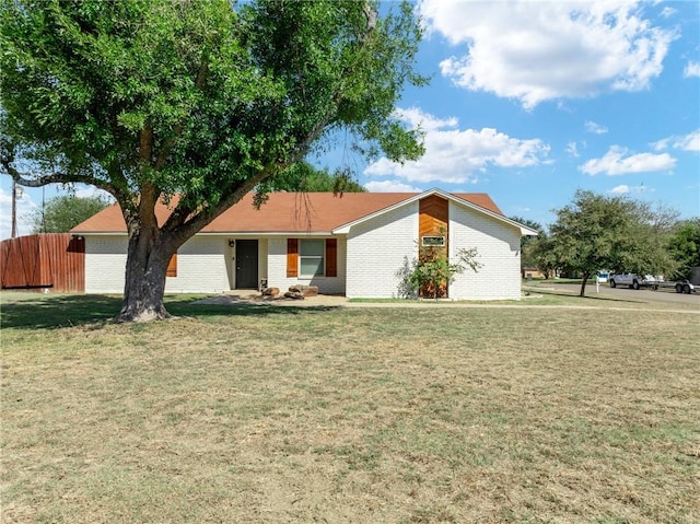 view of front facade with a front yard