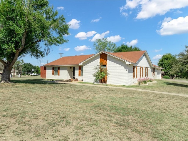 ranch-style house with a front yard