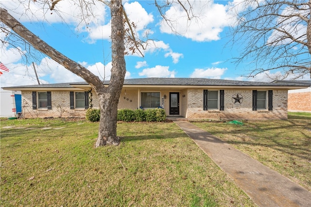 single story home featuring a front lawn