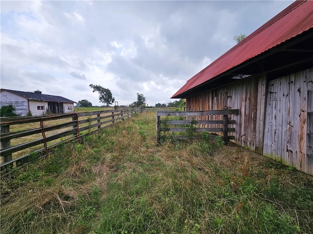 view of yard with an outdoor structure