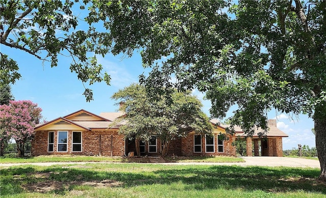 view of front of property featuring a front lawn