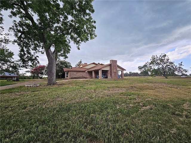 view of front facade featuring a front yard