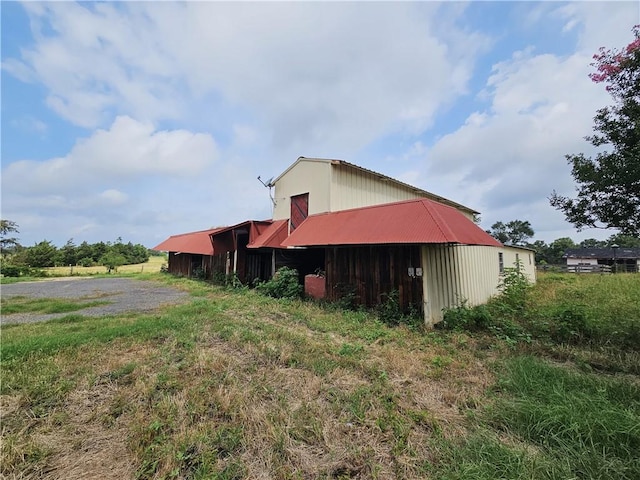 view of side of property featuring an outdoor structure