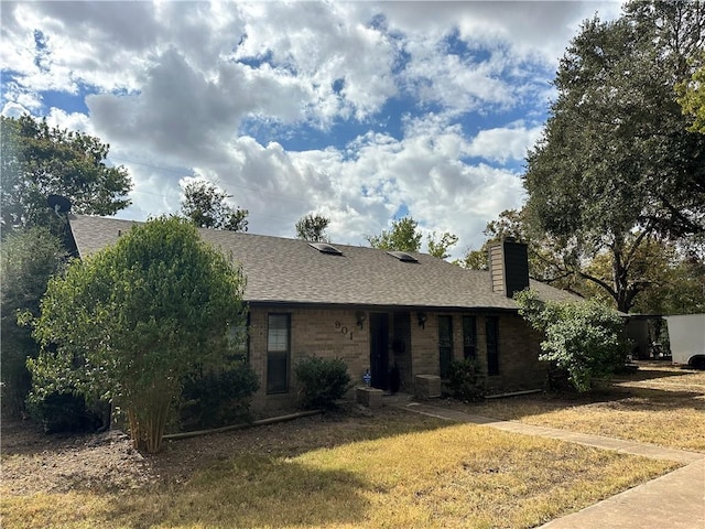 ranch-style house featuring a front lawn