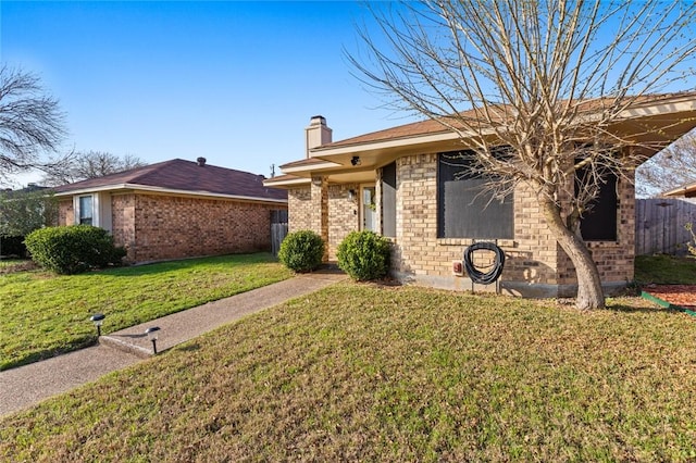 ranch-style home featuring a front lawn