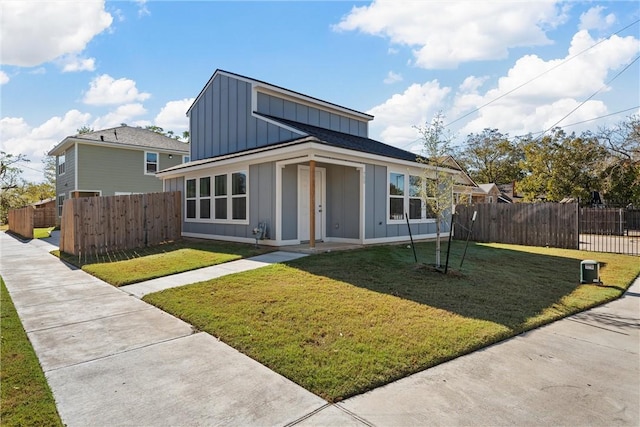 view of front of property featuring a front yard