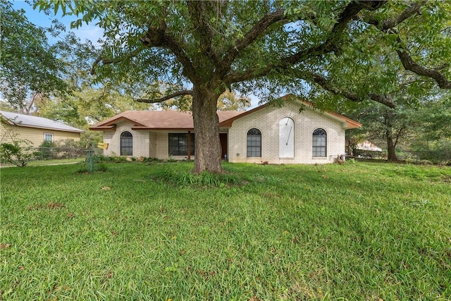 view of front of property featuring a front lawn