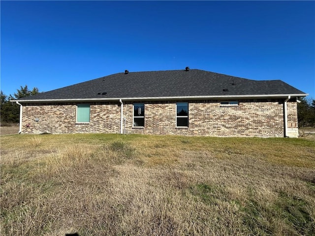 back of house featuring a lawn