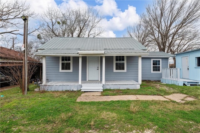 view of front of home featuring a porch and a front lawn