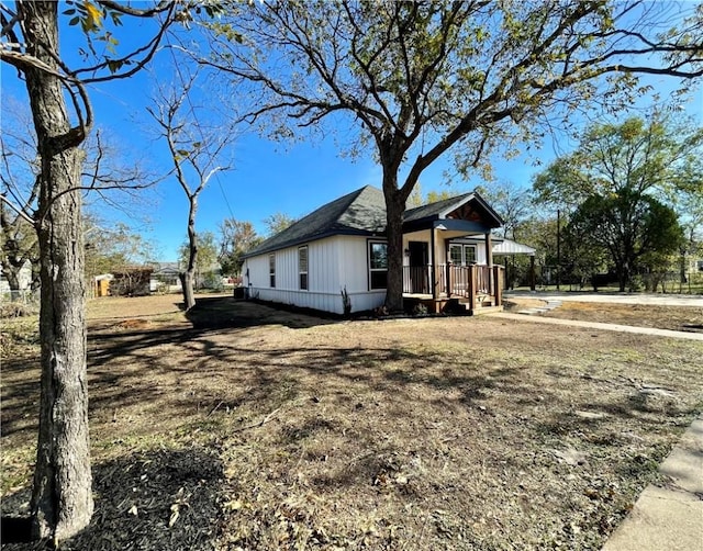 view of front of property with a porch