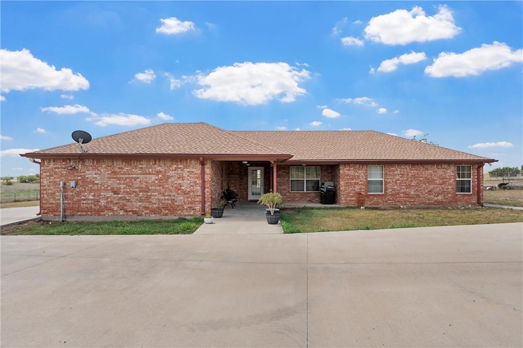 ranch-style house featuring a front yard