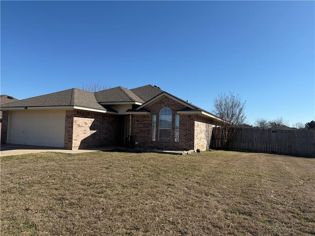 view of front facade featuring a garage and a front yard