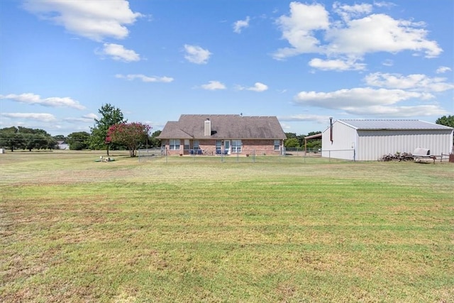 view of yard featuring an outbuilding