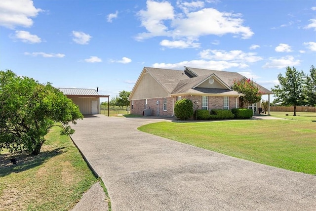 view of front of house featuring an outbuilding and a front yard