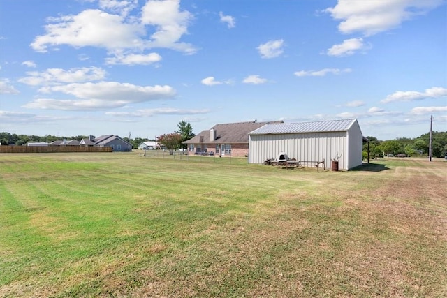 view of yard featuring an outbuilding